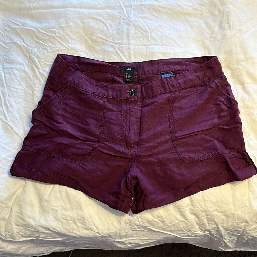 Early 2000’s H&M low rise linen shorts. Maroon. Size 12. 58% Linen 42% Viscose.